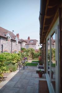 Aed väljaspool majutusasutust Nest Holiday Hideaway Dove Cottage-Beautiful Location in the Long Mynd Area of Outstanding Natural Beauty-WHIRLPOOL JACUZZI BATHS!!