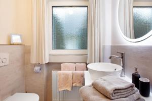 Un baño con lavabo, inodoro y ventana. en Ferienwohnung Bergwiese, en Schmallenberg