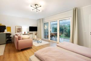 Un dormitorio con una cama y una sala de estar. en Ferienwohnung Bergwiese, en Schmallenberg