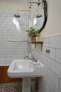 Vannituba majutusasutuses Nest Holiday Hideaway Dove Cottage-Beautiful Location in the Long Mynd Area of Outstanding Natural Beauty-WHIRLPOOL JACUZZI BATHS!! +76 fotot