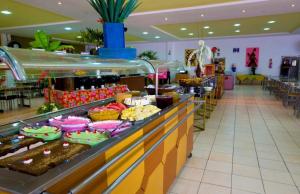 ein Buffet mit vielen verschiedenen Speisen in der Unterkunft Golden Dolphin Grand Hotel - Caldas Novas in Caldas Novas