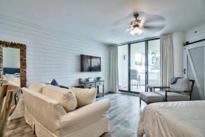 uma sala de estar com um sofá e uma cadeira em East Pass Towers 111 - Fabulous Studio on Holiday Isle em Destin