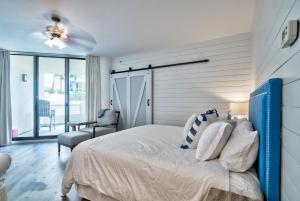 um quarto com uma cama grande e uma cabeceira azul em East Pass Towers 111 - Fabulous Studio on Holiday Isle em Destin