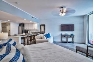 um quarto grande com uma cama e uma cozinha em East Pass Towers 111 - Fabulous Studio on Holiday Isle em Destin