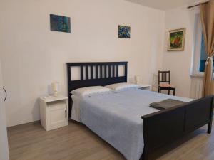 - une chambre avec un grand lit dans l'établissement Quinto Canto Moneglia, à Moneglia