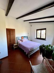 una camera con un letto in una stanza con una finestra di Apartment in Villa La Carruba a Rivergaro