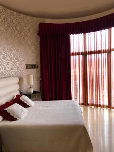 Postel nebo postele na pokoji v ubytování Hotel Villa de Cacabelos