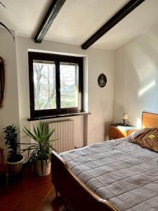 um quarto com uma cama grande e uma janela em Apartment in Villa La Carruba em Rivergaro