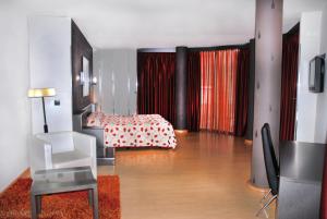 Postel nebo postele na pokoji v ubytování Hotel Villa de Cacabelos
