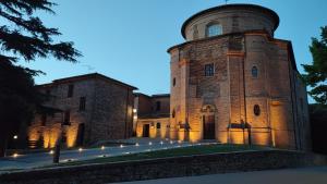 an old building with a tower at night at Il Loft di Pieve in Città della Pieve