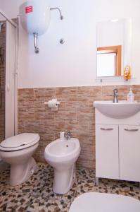 een badkamer met een toilet en een wastafel bij Casa vacanze Cristina in Noto