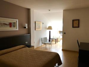 Postel nebo postele na pokoji v ubytování Hotel Villa de Cacabelos