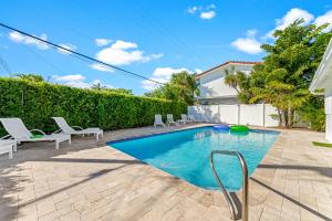 - une piscine dans l'arrière-cour d'une maison dans l'établissement Wonderful 3br Steps To The Beach Wheated Pool, à Fort Lauderdale