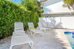 - un groupe de chaises longues installées à côté de la piscine dans l'établissement Wonderful 3br Steps To The Beach Wheated Pool, à Fort Lauderdale