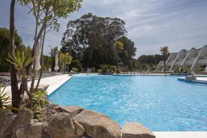 een zwembad met blauw water in een resort bij Hotel Porta do Sol Conference & SPA in Caminha