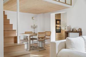 eine Küche und ein Wohnzimmer mit einem Tisch und Stühlen in der Unterkunft Suite luxueuse avec jardin privé Sauna et Jacuzzi in Paris