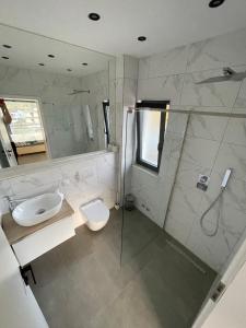 Un baño de Hela Residence 13 fotos más