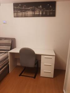 a desk with a chair next to a bed at Maison d'ozoir in Ozoir-la-Ferrière
