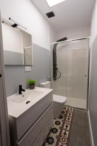 a bathroom with a sink and a shower and a toilet at Luxury Macabeo 25 in Novelda