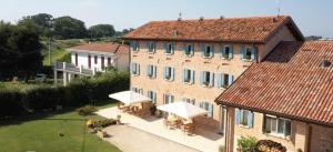 an aerial view of a building with tables and umbrellas at Agriturismo coda di gatto in Eraclea