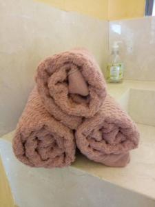 Maxaranguape的住宿－A janela do amanhecer，浴室的台面上摆放着一堆毛巾