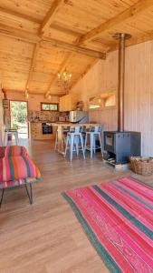 Habitación grande con cocina y sala de estar. en ArboLodge, en Vichuquén