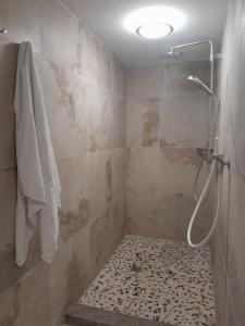 ヴァルガウにあるGästehaus Zuntererのタイル張りの壁のバスルーム(シャワー付)