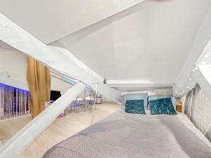 a bedroom with a bunk bed in a attic at Le Studio des Arts in Albi