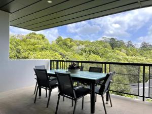 una sala da pranzo con tavolo e sedie sul balcone di 3 Bedroom Penthouse Ocean views 7504 a Noosa Heads