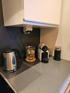 Příslušenství pro přípravu čaje a kávy v ubytování Kalliohovin pikkupirtti