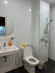 ein Bad mit einem WC, einem Waschbecken und einer Dusche in der Unterkunft Reizz Residence By Leo Suites in Kuala Lumpur