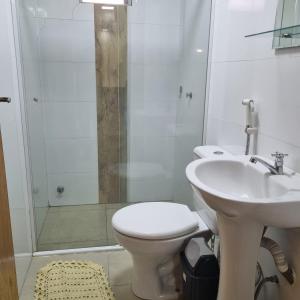 a bathroom with a toilet and a sink and a shower at Hermoso Departamento - Excelente Ubicación in Ciudad del Este