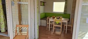 帕塔亞甚的住宿－Bungalow T3 I V- 15 Min From Nazaré，小型用餐室配有桌椅