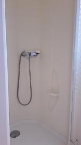 帕塔亞甚的住宿－Bungalow T3 I V- 15 Min From Nazaré，白色墙壁上的淋浴和淋浴头