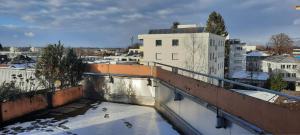 - Balcón con vistas a la ciudad y nieve en Studio im Herzen von Dornbirn mit Dachterrasse en Dornbirn