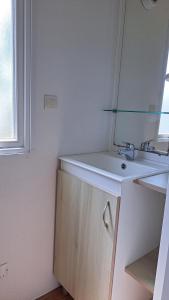 un baño con lavabo y espejo en Bungalow T3 V - 15 Min From Nazaré, en Pataias 12 fotos más