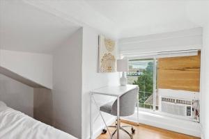 een slaapkamer met een bed, een bureau en een raam bij Unit 8: Lovely updated apartment! in Billings
