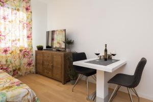 a room with a table with two chairs and a bed at Bepo Studio Apartment - FREE PARKING in Split