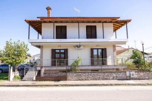 an old house on the side of a street at Roula's Cosy Home in Tríkala
