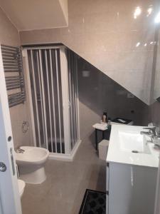 bagno con lavandino e servizi igienici di Lux House Naples Airport a Napoli