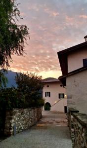 ein Gebäude mit Sonnenuntergang im Hintergrund in der Unterkunft Borgo San Nazzaro in Riva del Garda