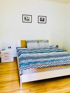 1 dormitorio con 1 cama con edredón azul y blanco en Cazare urbana, en Brasov