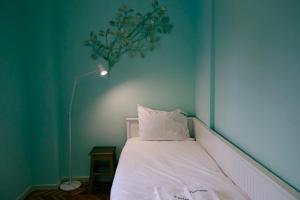 Cama en habitación con pared azul en FLH Alcântara Stylish Duplex with Terrace, en Lisboa