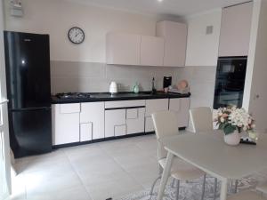 Kuchyň nebo kuchyňský kout v ubytování AVALON Apart-Hotel
