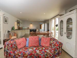 un soggiorno con divano e una cucina di Brandeers Long Barn a Malmesbury