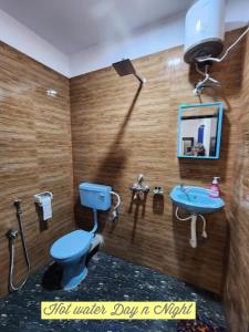 uma casa de banho com um WC azul e um lavatório. em Riverside, The European Homestay 1 and 2! Luxury and Value in Goa's delightful location em Agarvado