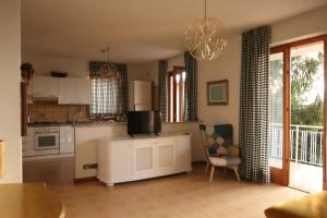 a living room with a kitchen with a tv on a counter at 3 rooms apartment whit balcony and lake wiew in Malcesine