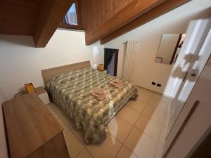 a small bedroom with a bed in a room at Vacanze Sportive in La Cassa