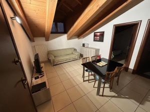 ein Wohnzimmer mit einem Tisch und einem Sofa in der Unterkunft Vacanze Sportive in La Cassa