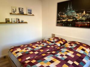 1 dormitorio con 1 cama y una foto en la pared en Appartement Gartenglück, en Nordhorn